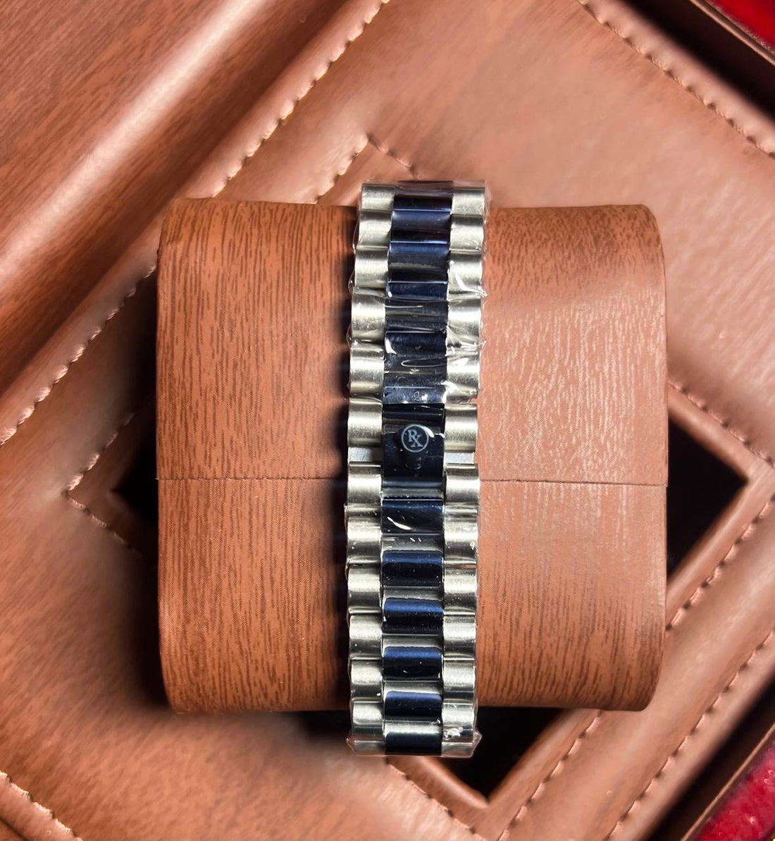 ROLEX Datejust – “Noir Diamond” Edition Classic Precision. Midnight Elegance.